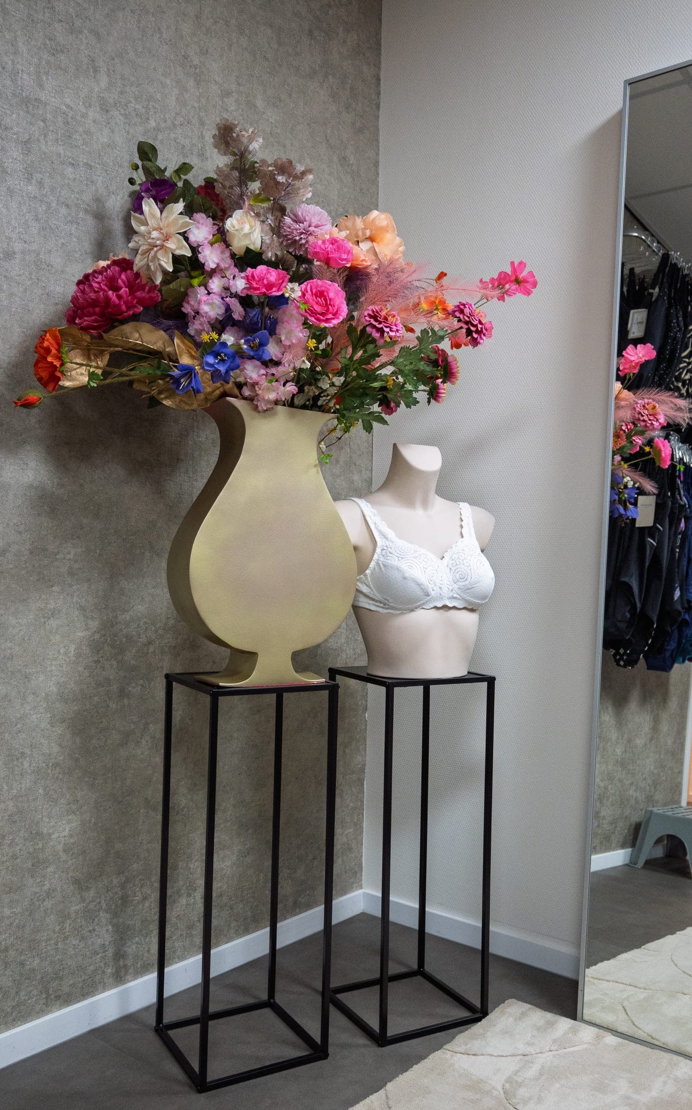 Prothese-bh en bloemen bij BB Care Boutique, de bedrijfspartner van Hair Professionals.