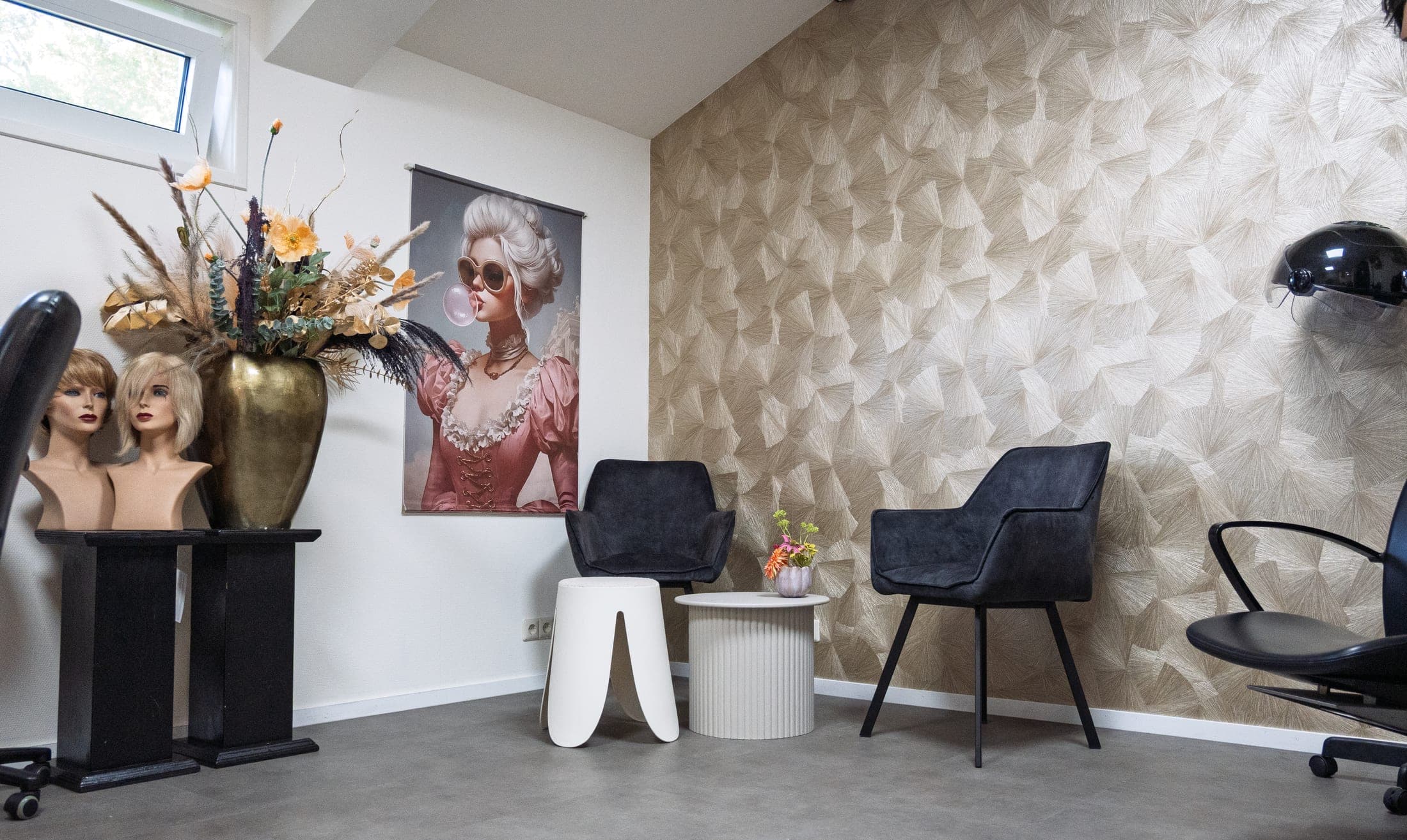 De rustige wachthoek van Hair Professionals met fauteuils en zacht daglicht.